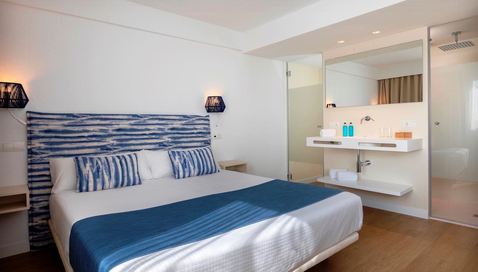rooms-double-superior-pool-view-balcony-or-terrace