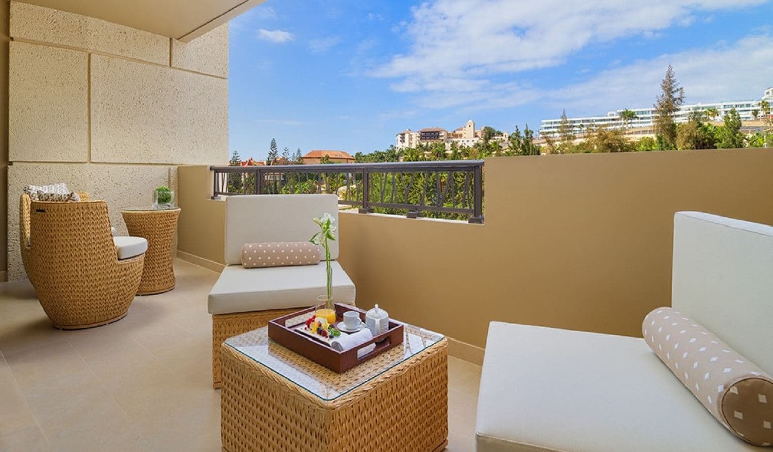 rooms-senior-suite-balcony-or-terrace