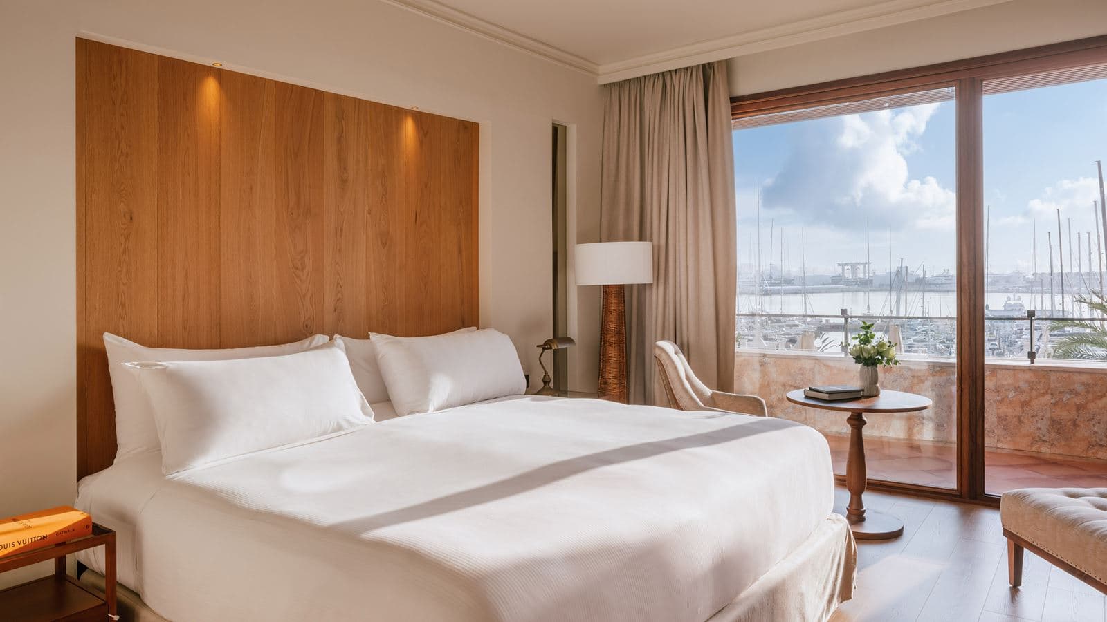 rooms-b2w--double-supreme-sea--cathedral-view