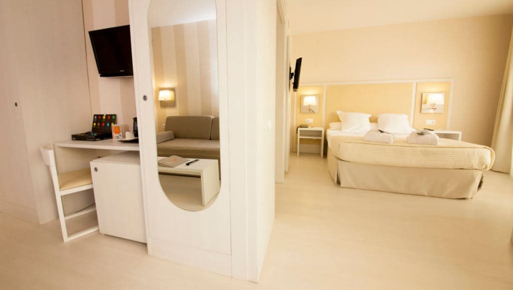 rooms-juniorsuite--balcony-or-terrace