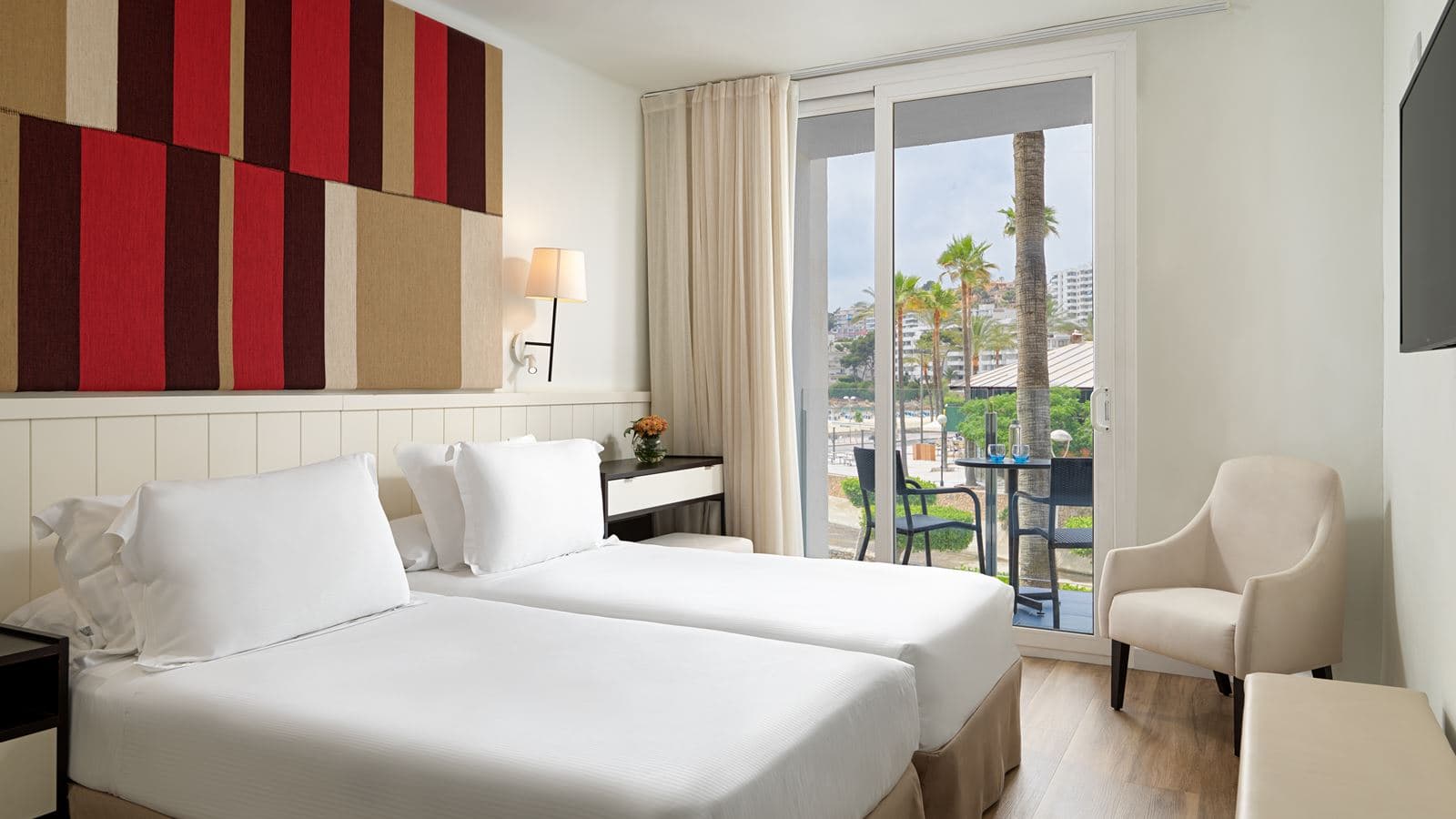 rooms-standard-street-view-balcony-double