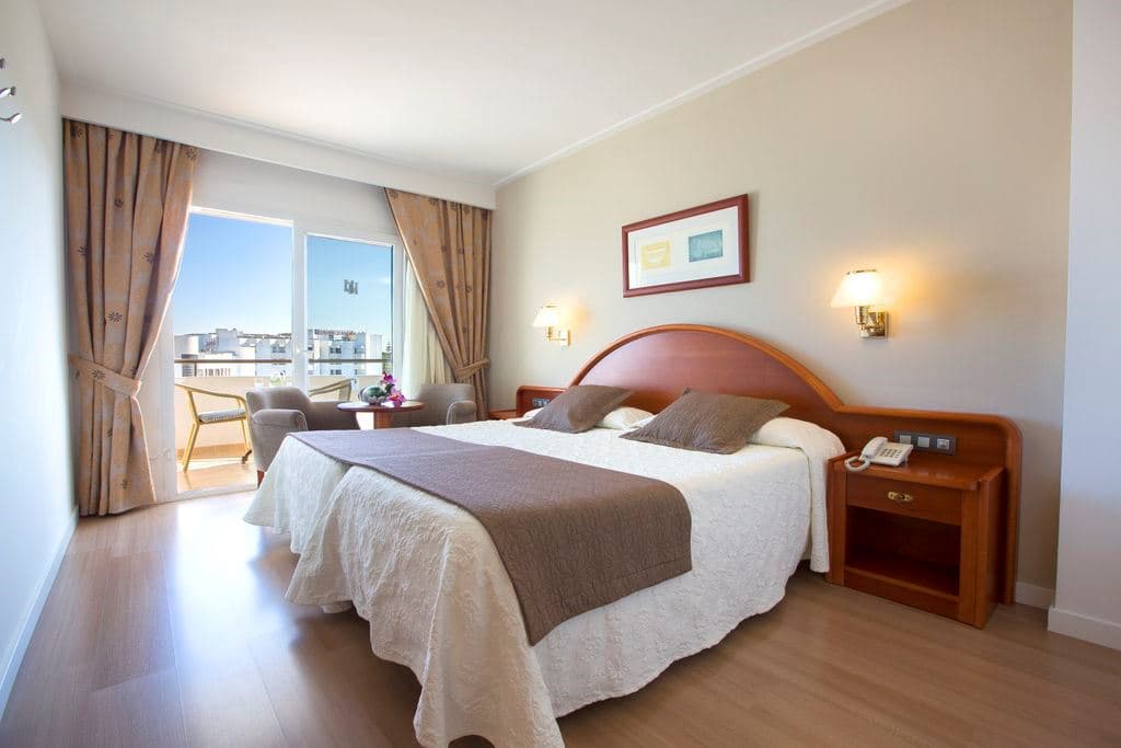 rooms-double-pool-view-balcony-or-terrace