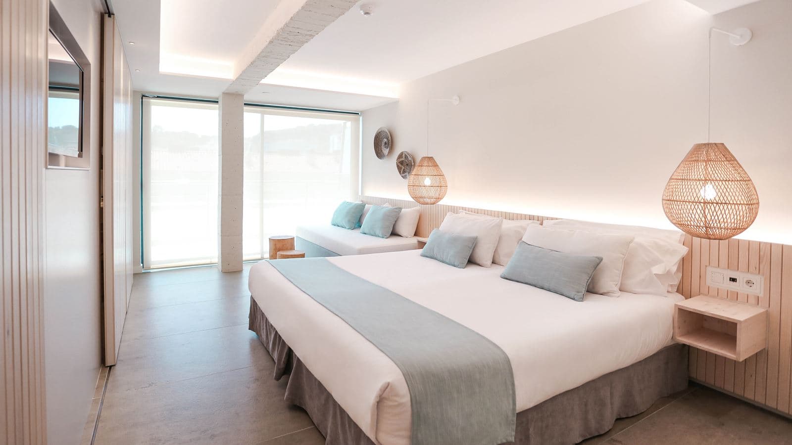 rooms-mediterranean-lateral-sea-view-balcony-or-terrace