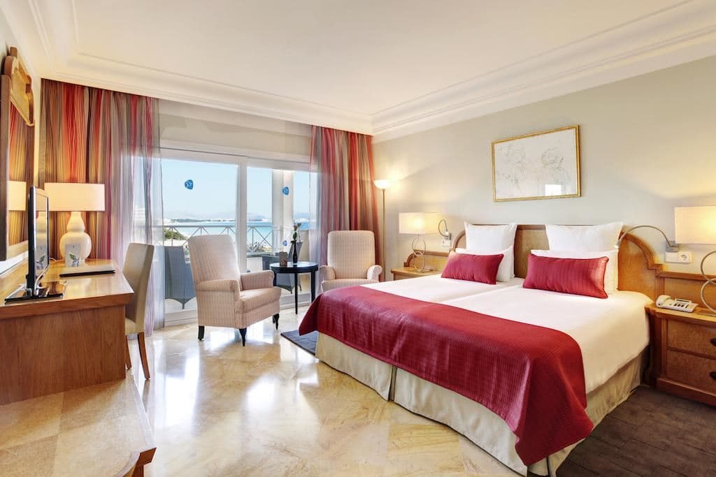 rooms-suite-side-sea-view-or-pool-view-balcony