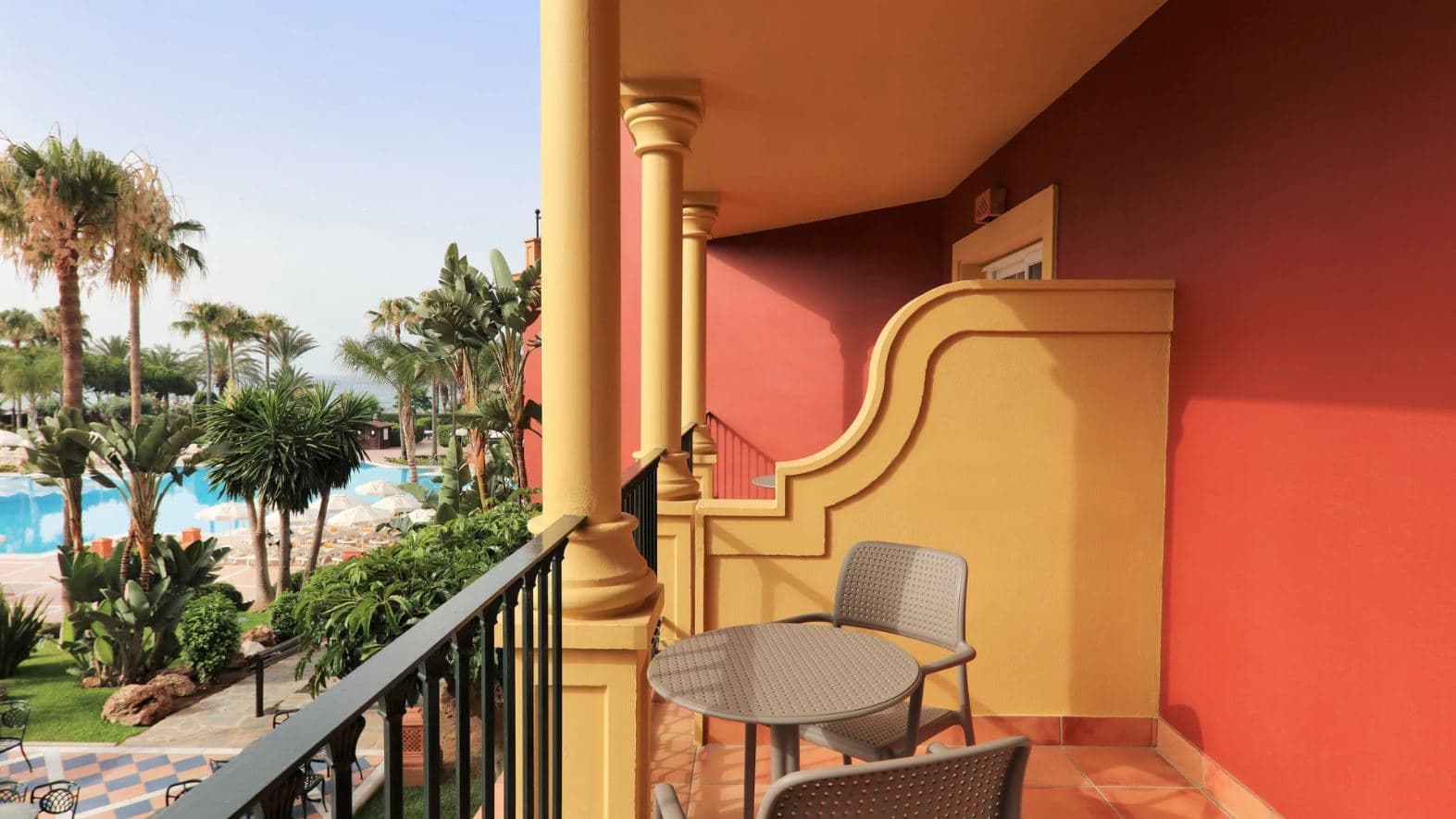 rooms-double-room-pool-view