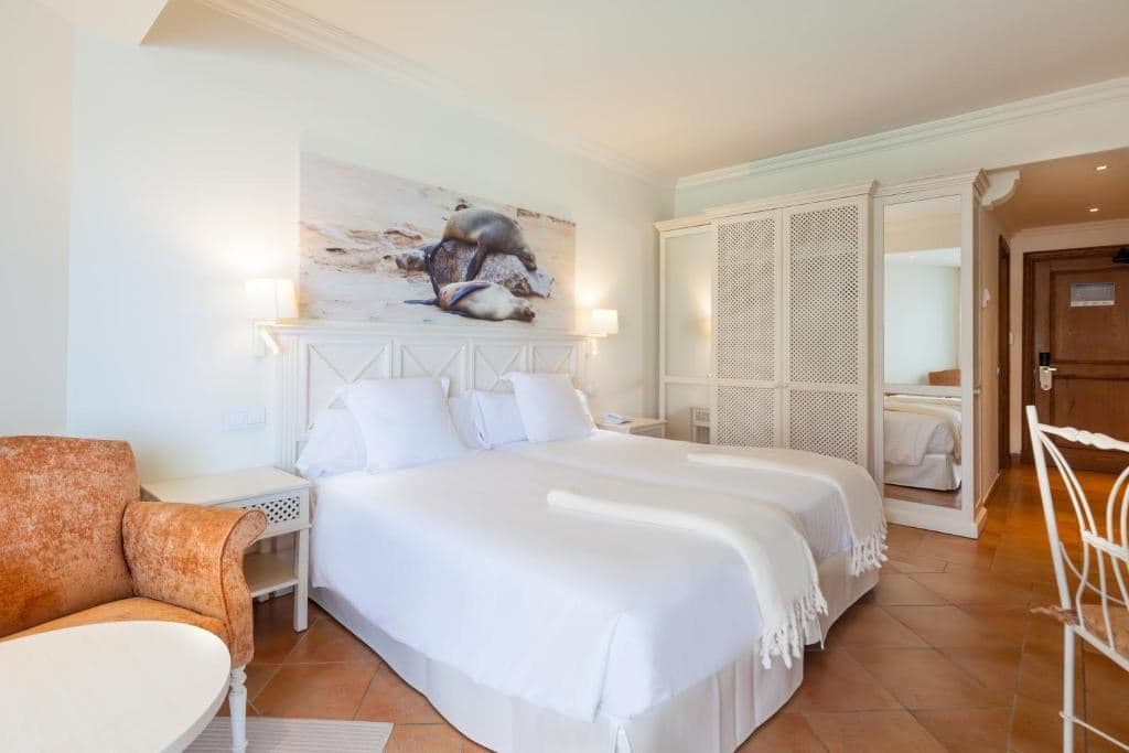 rooms-double-room-sharing-pool