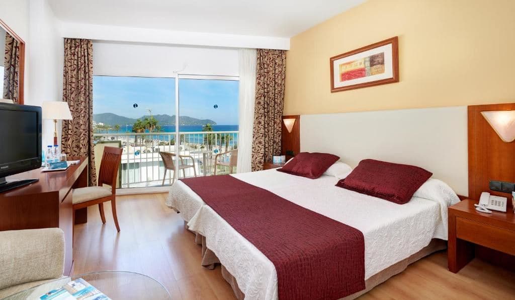 rooms-room-double-lateralseaview-balcony-or-terrace