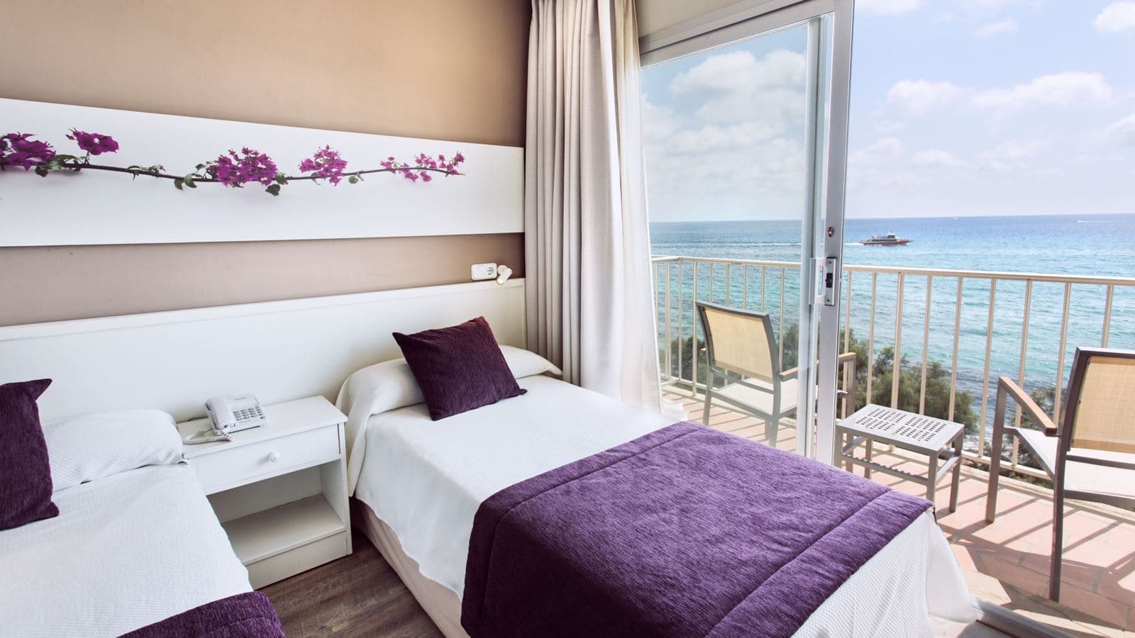 rooms-room-standard-annexbuilding-double-seaview-balcony