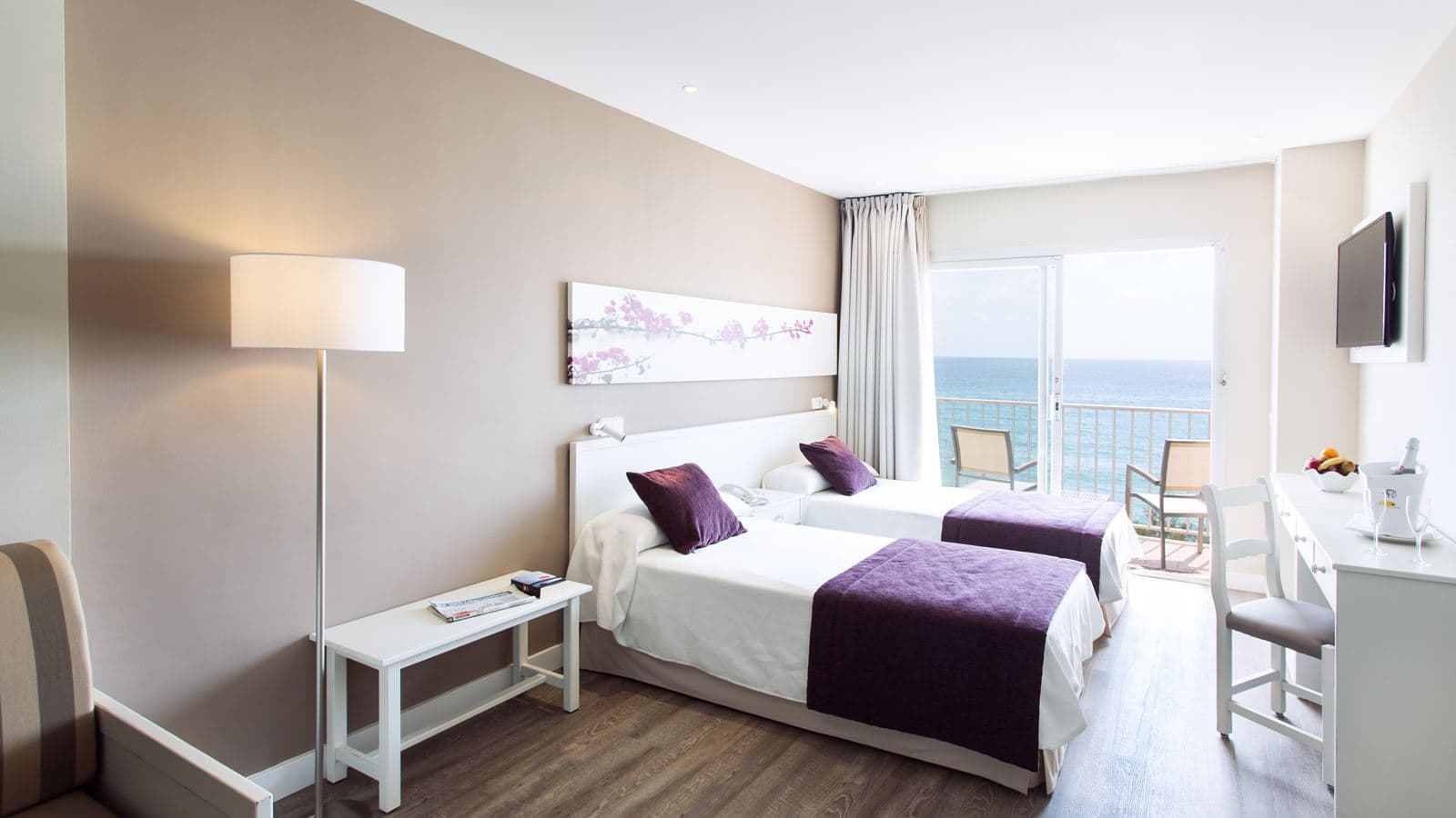 rooms-room-standard-annexbuilding-double-seaview-balcony
