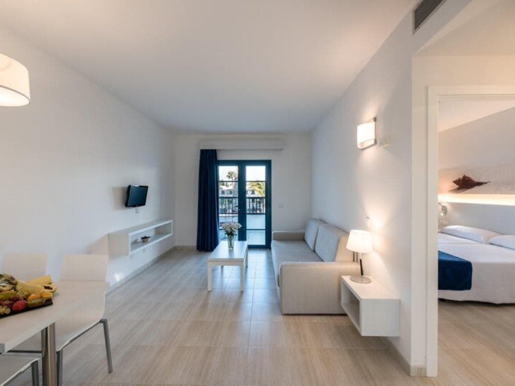rooms-a1cmpool-apartment-premium-pool-view-family--2-units-connected