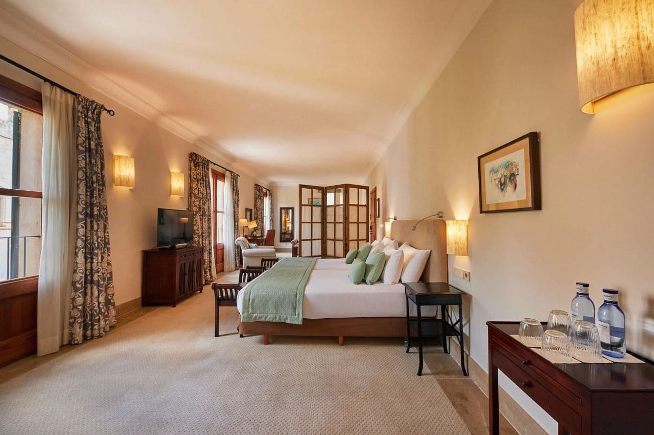 rooms-tramuntana-junior-suite--with-french-balcony