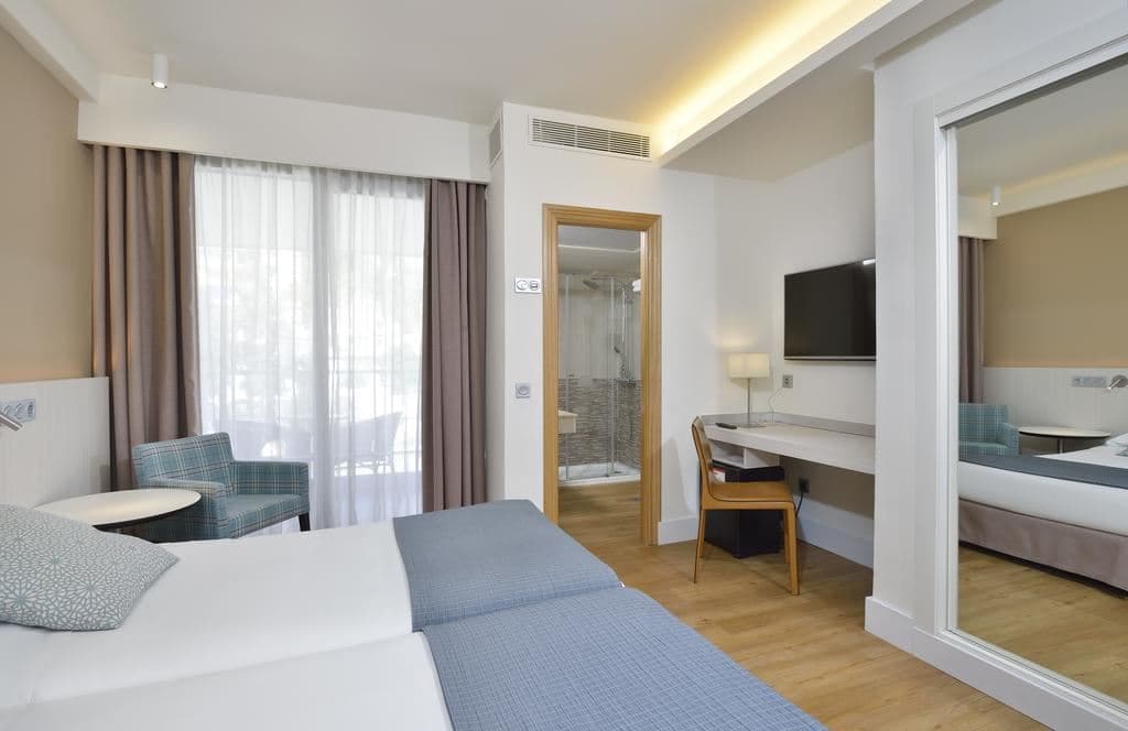 rooms-pool-view-room