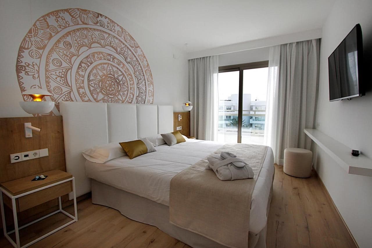 rooms-double-pool-view