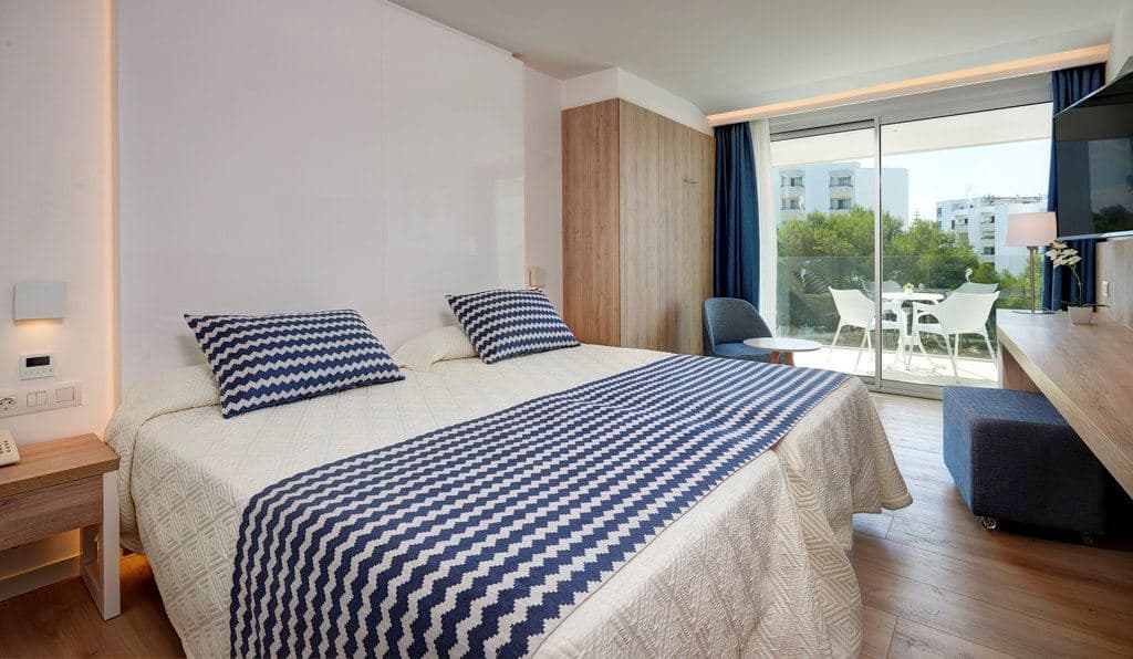 rooms-double-pool-view