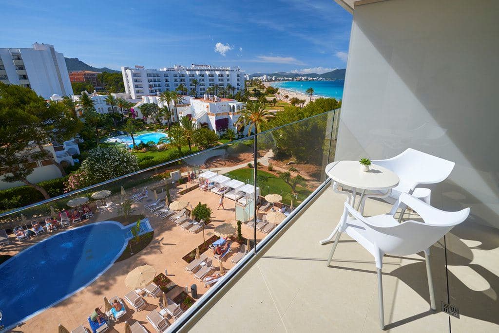 rooms-double-pool-view