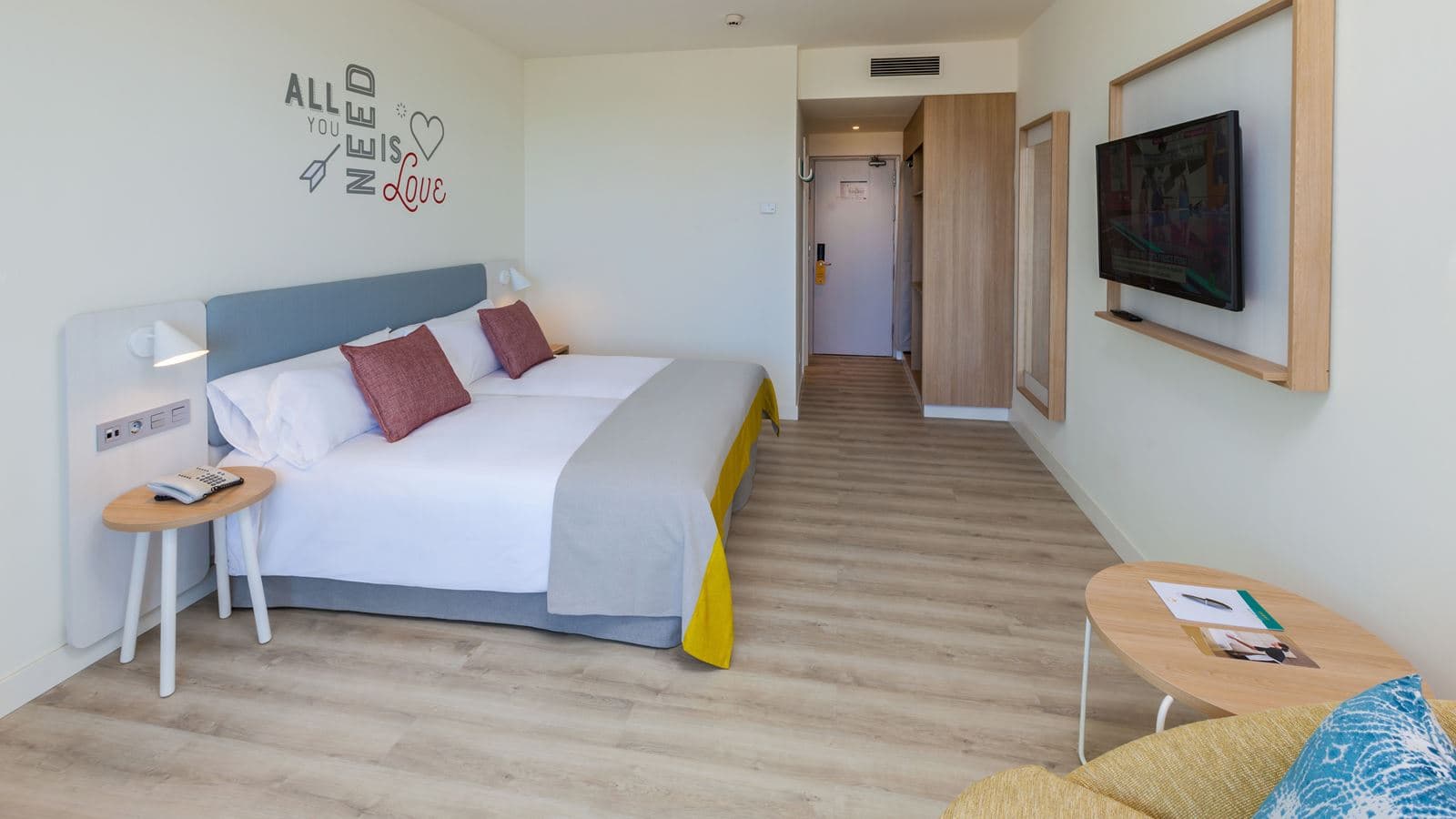 rooms-ddev-deluxe-view-balcony