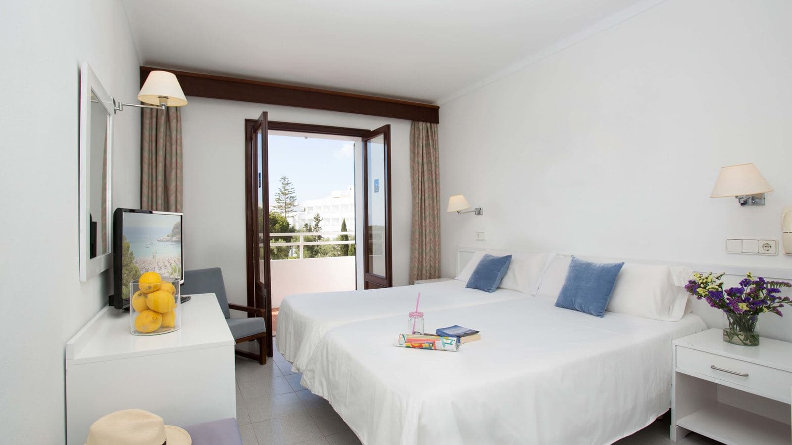 rooms-room-twin-balcony-or-terrace