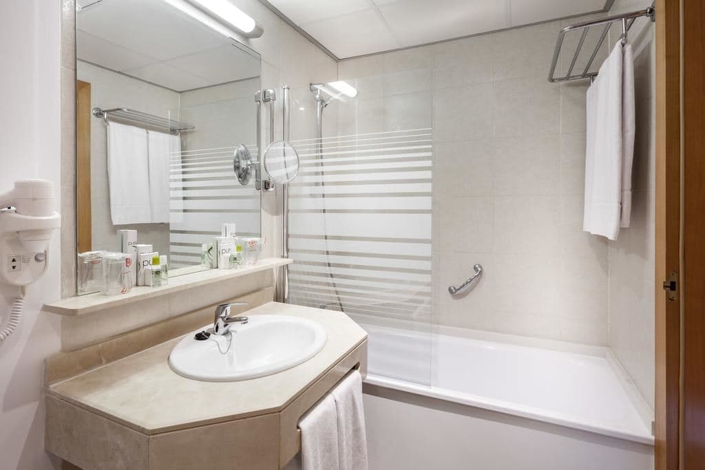rooms-singleuse-standard-room-seaview-balcony-or-terrace