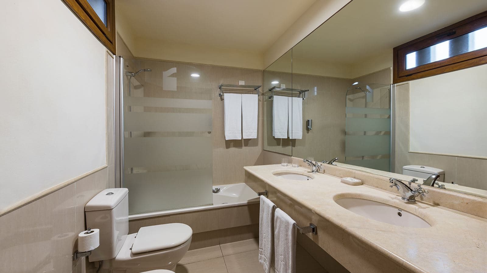 rooms-suite-balcony-or-terrace
