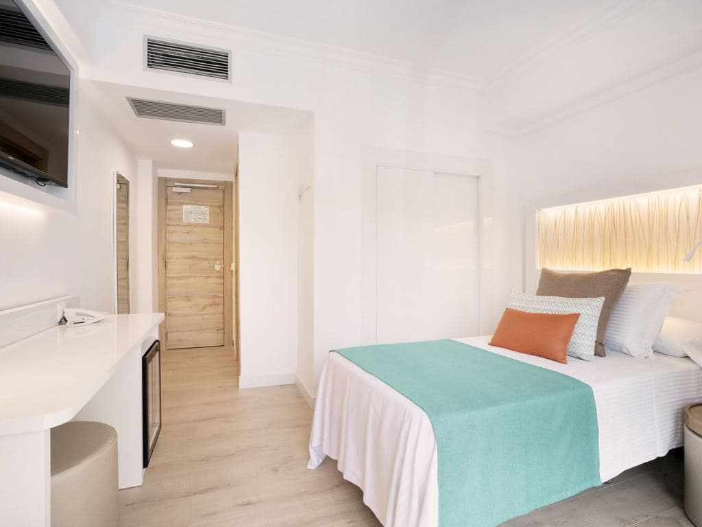 rooms-ib--single-room-balcony-or-terrace