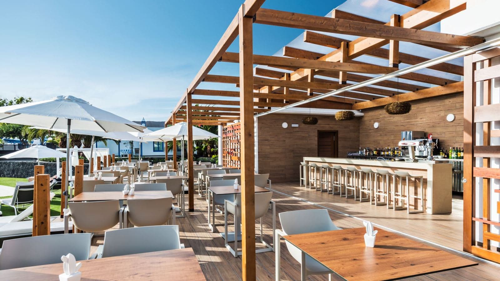 restaurants-los-jameos-pool-bar--restaurant