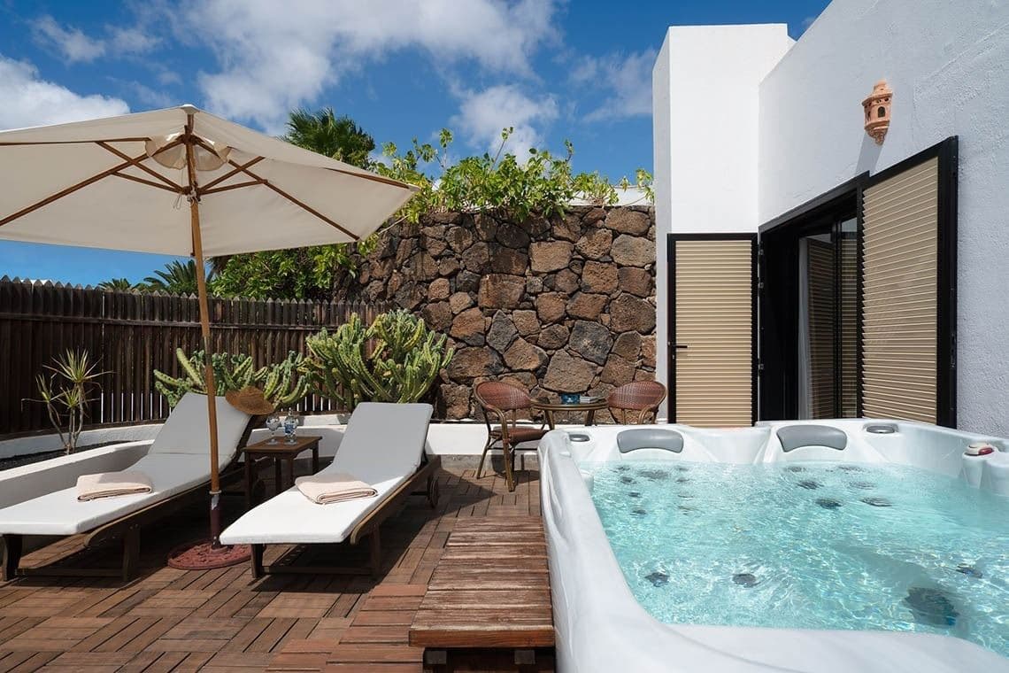 rooms-deluxe-room-balcony-or-terrace