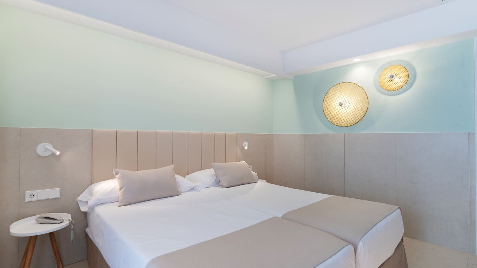 rooms-fa-family-room-balcony-or-terrace