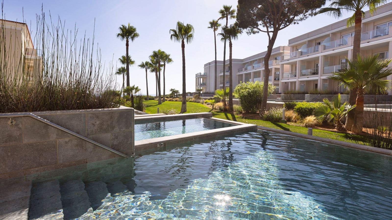 rooms-double-swim-out-lowest-floor-with-pool