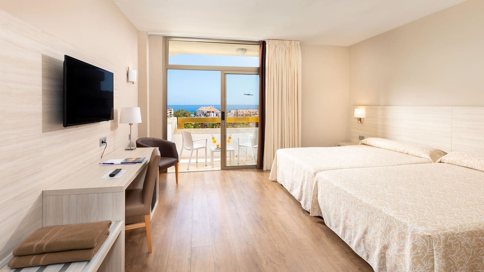 rooms-room-standard-pool-view