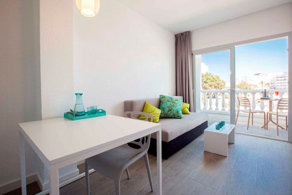 rooms-apartment-1-bedroom-pool-view