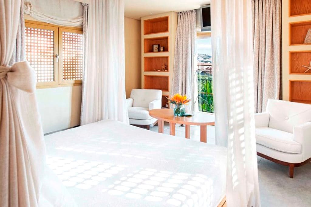 rooms-junior-suite-casas-ducales-sea-view-with-balcony-or-terrace