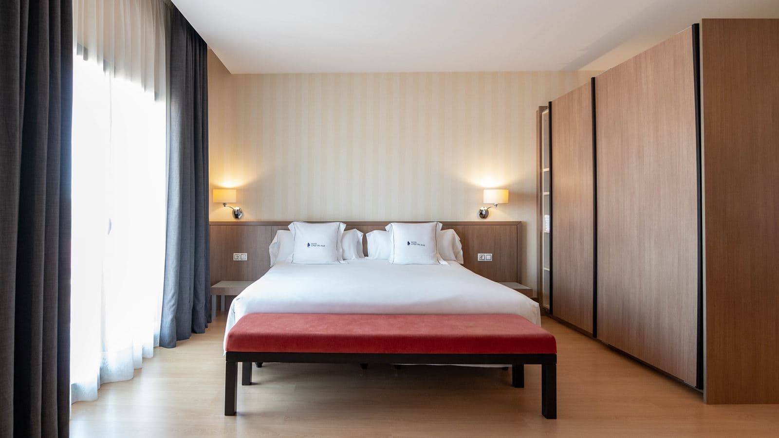 rooms-deluxe-room