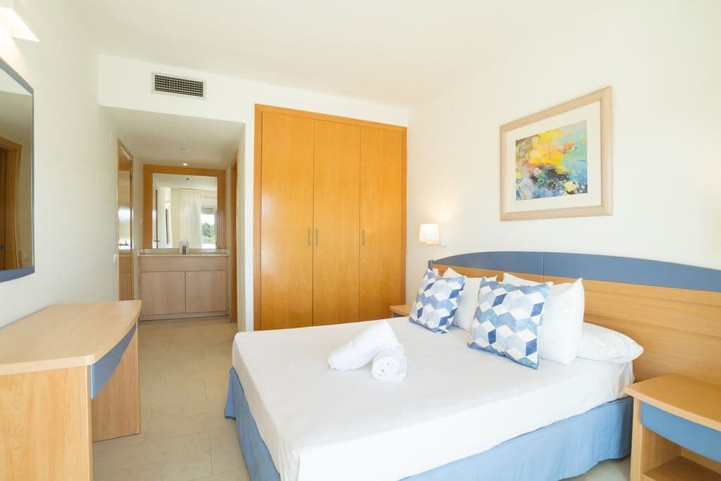 rooms-apartment-pool-view-3-bedrooms