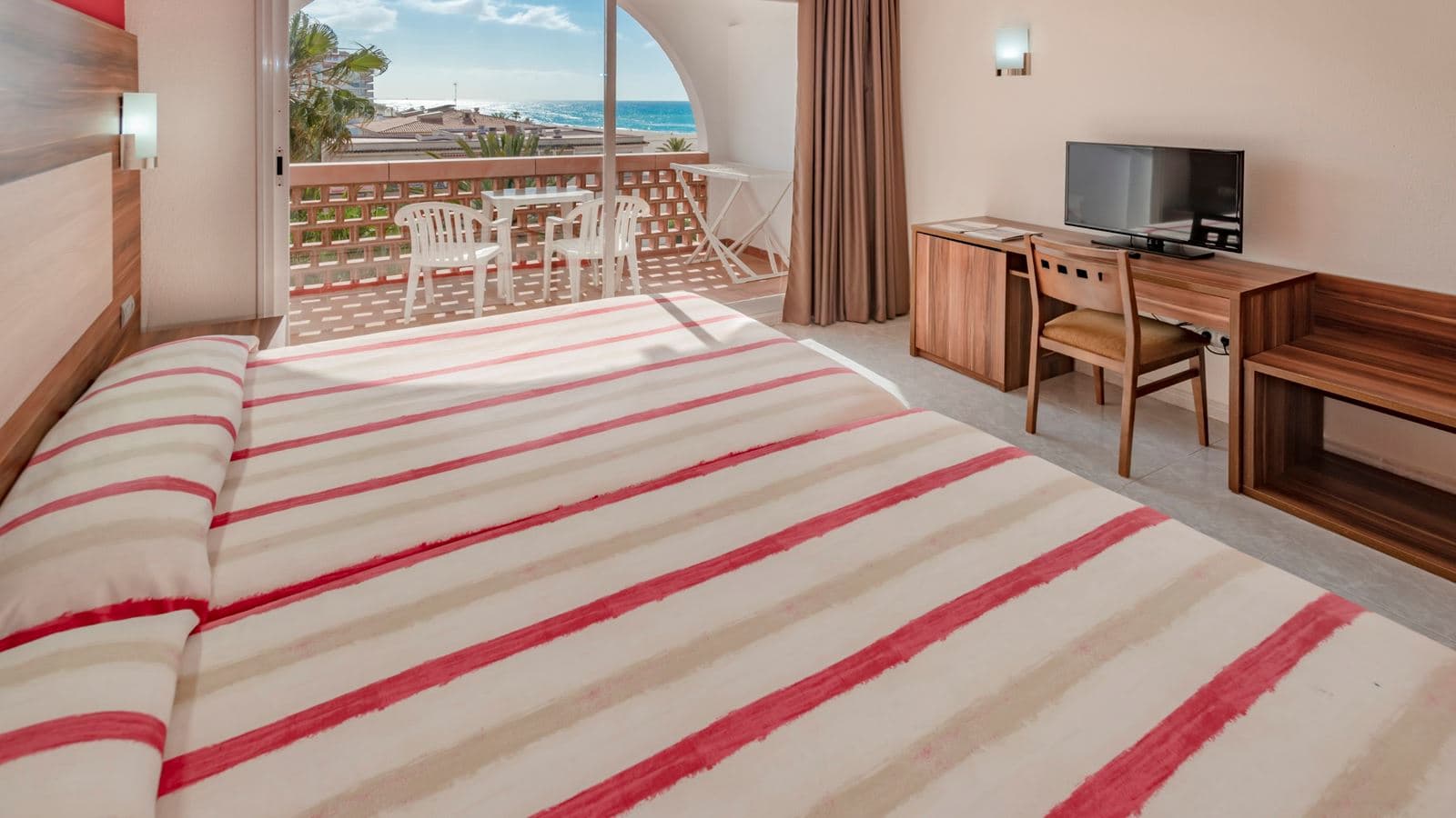 rooms-room-standard-lateral-sea-view