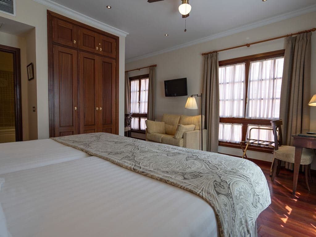 rooms-superior-room