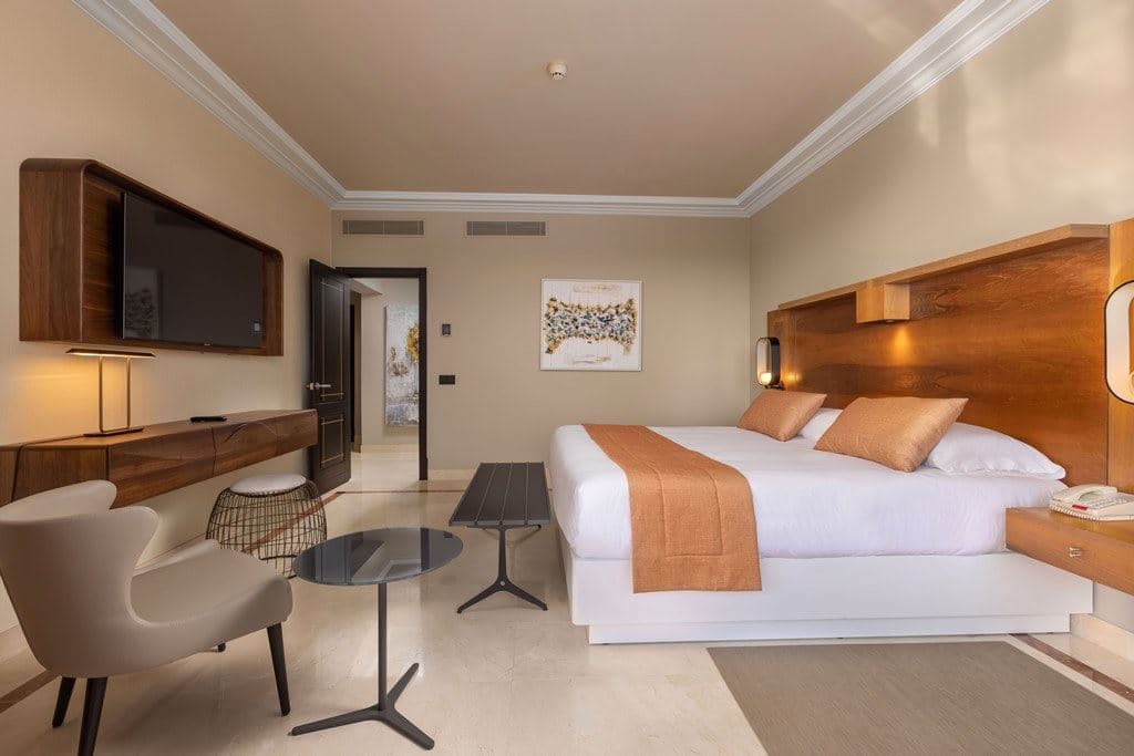 rooms-msui-master-suite-garden-view-with-balcony