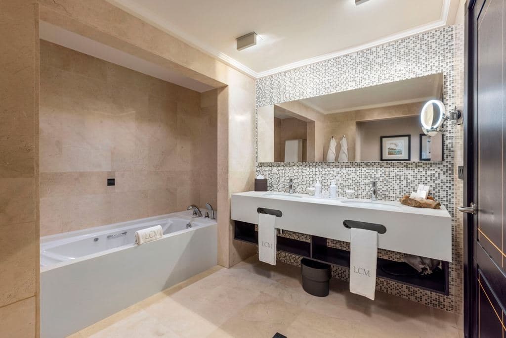 rooms-msui-master-suite-garden-view-with-balcony