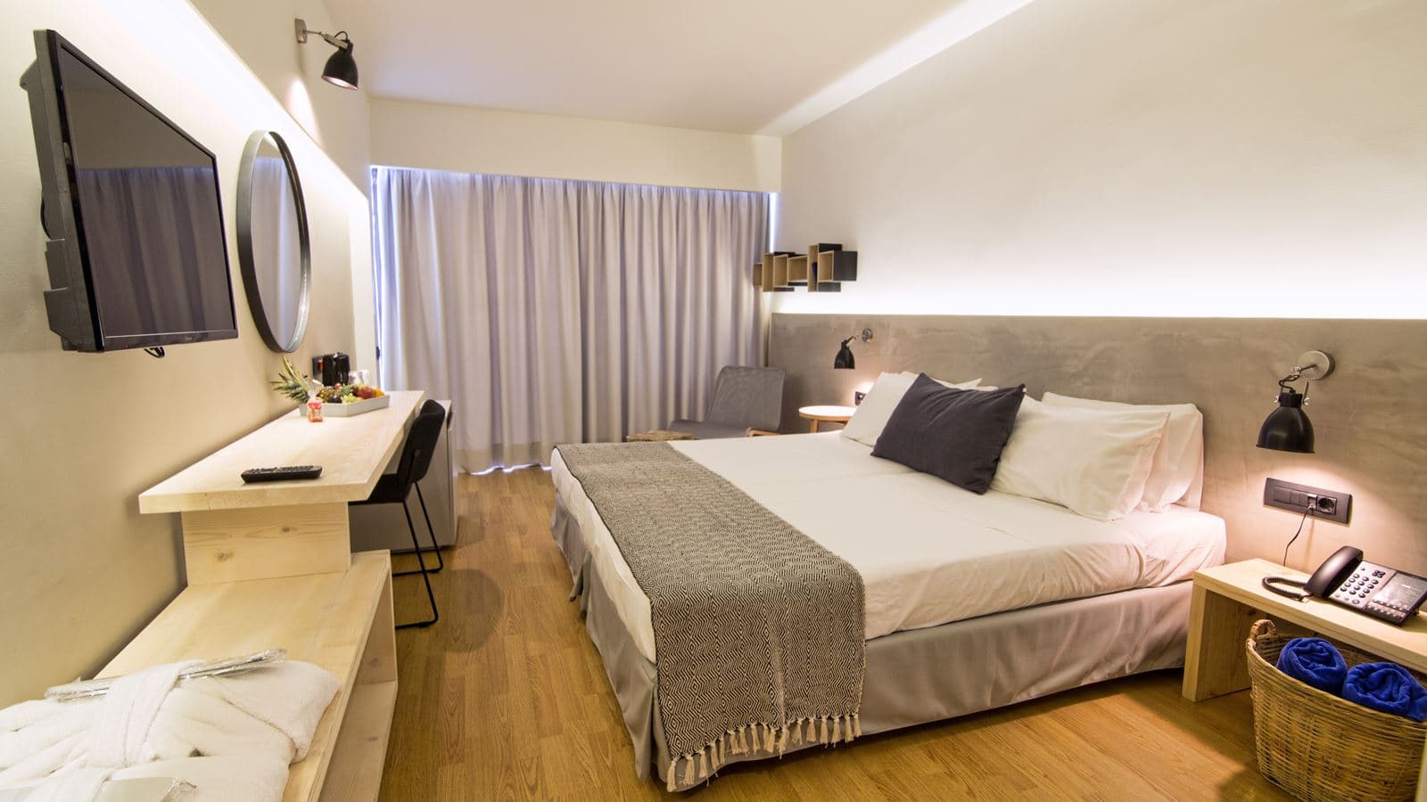 rooms-deluxe-room-land-view-balcony