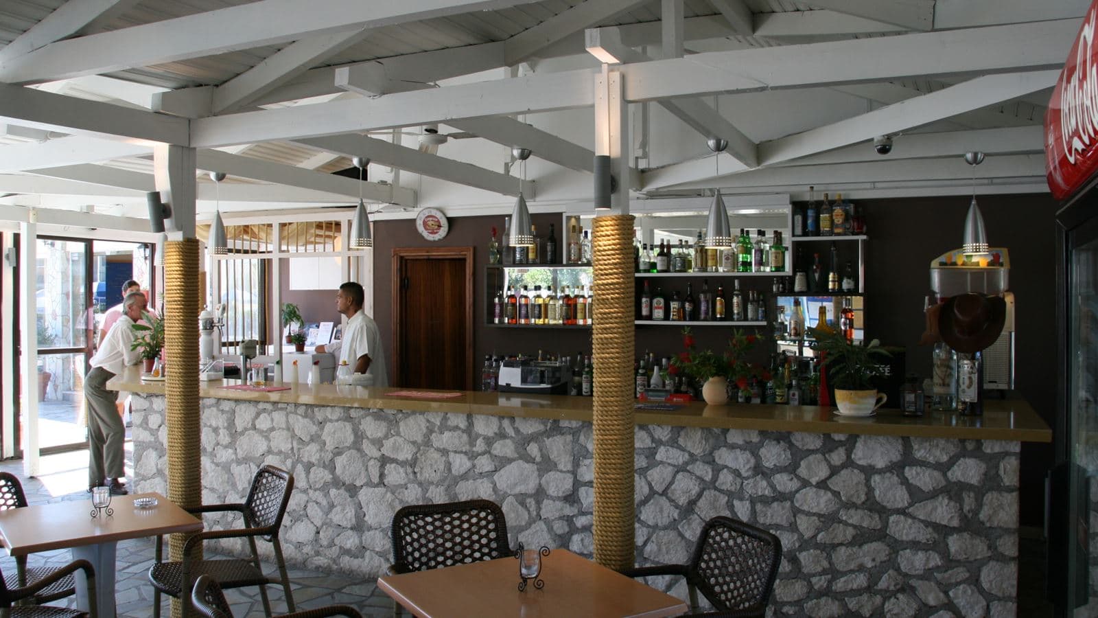 bars-poolside-bar