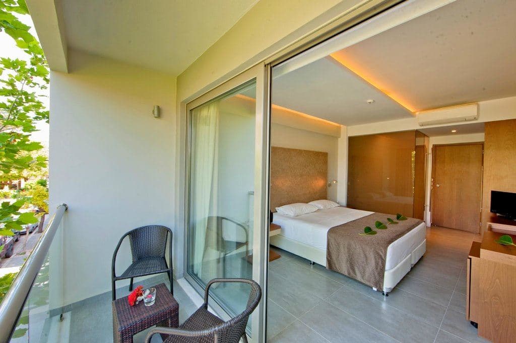 rooms-single-use-room-pool-view-balcony
