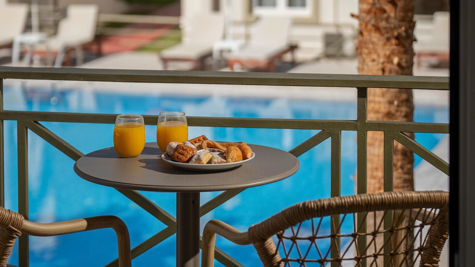 rooms-superior-bungalow-pool-view