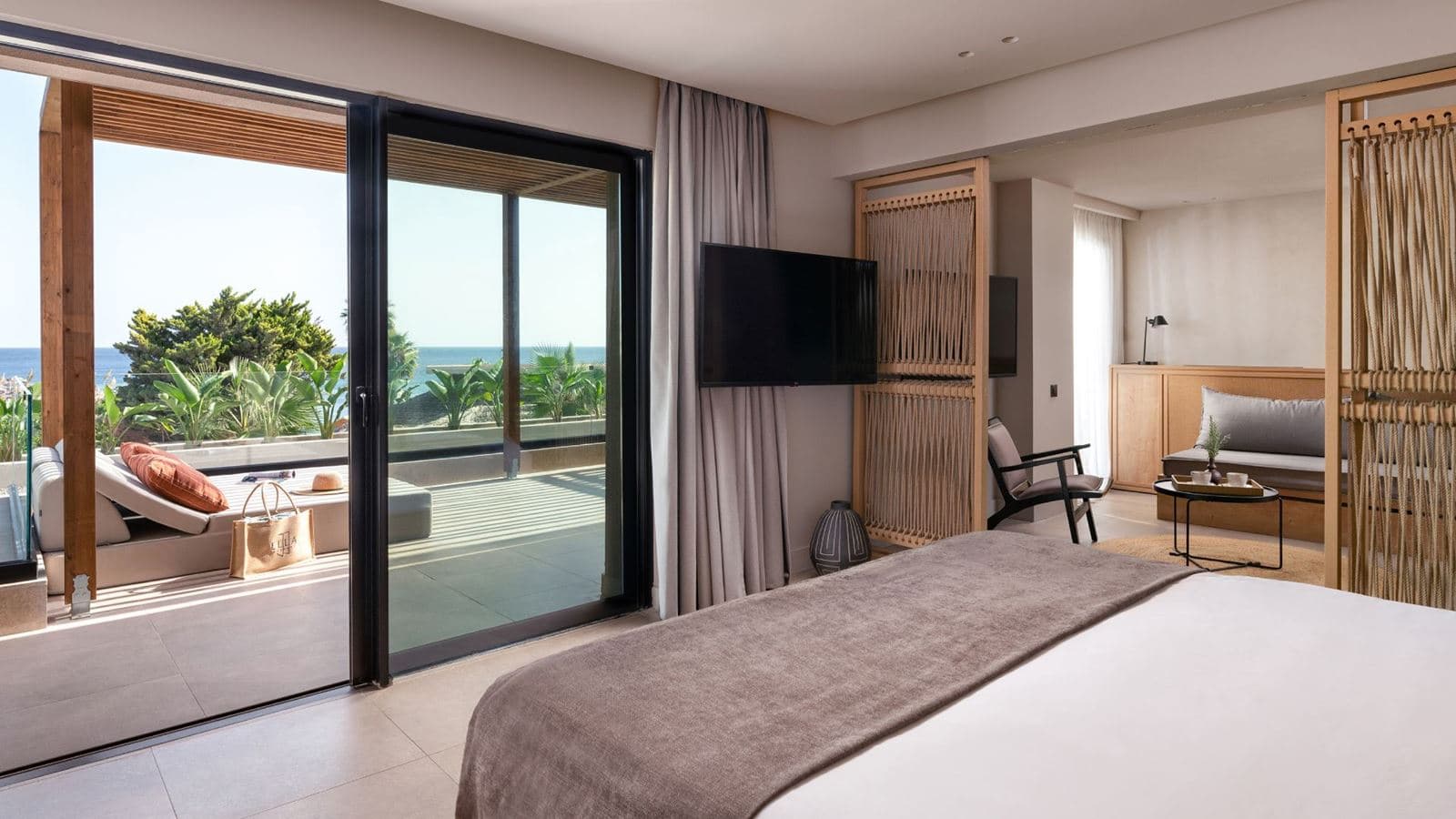rooms-helea-suite-sea-front