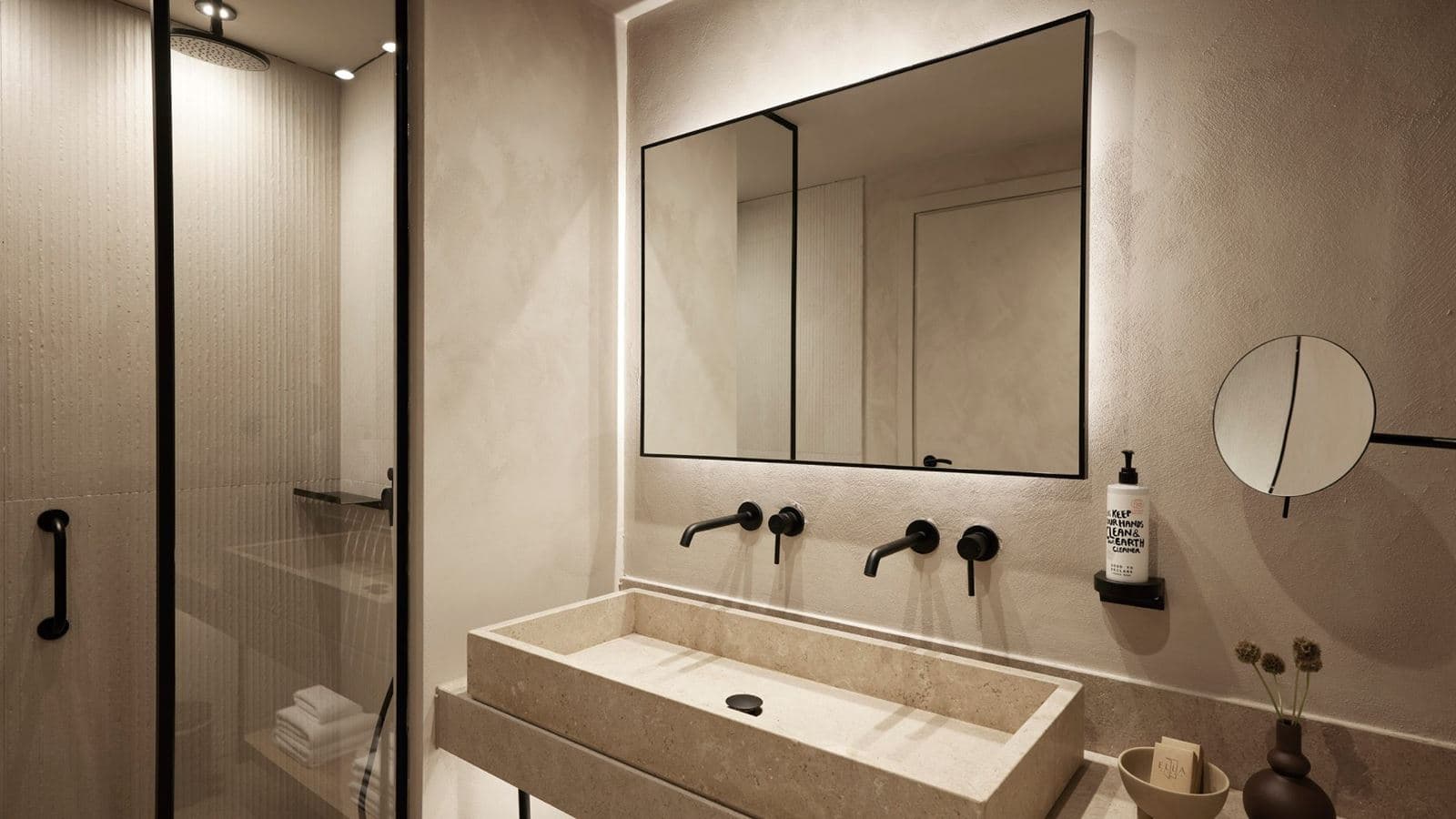 rooms-open-plan-suite-swim-up