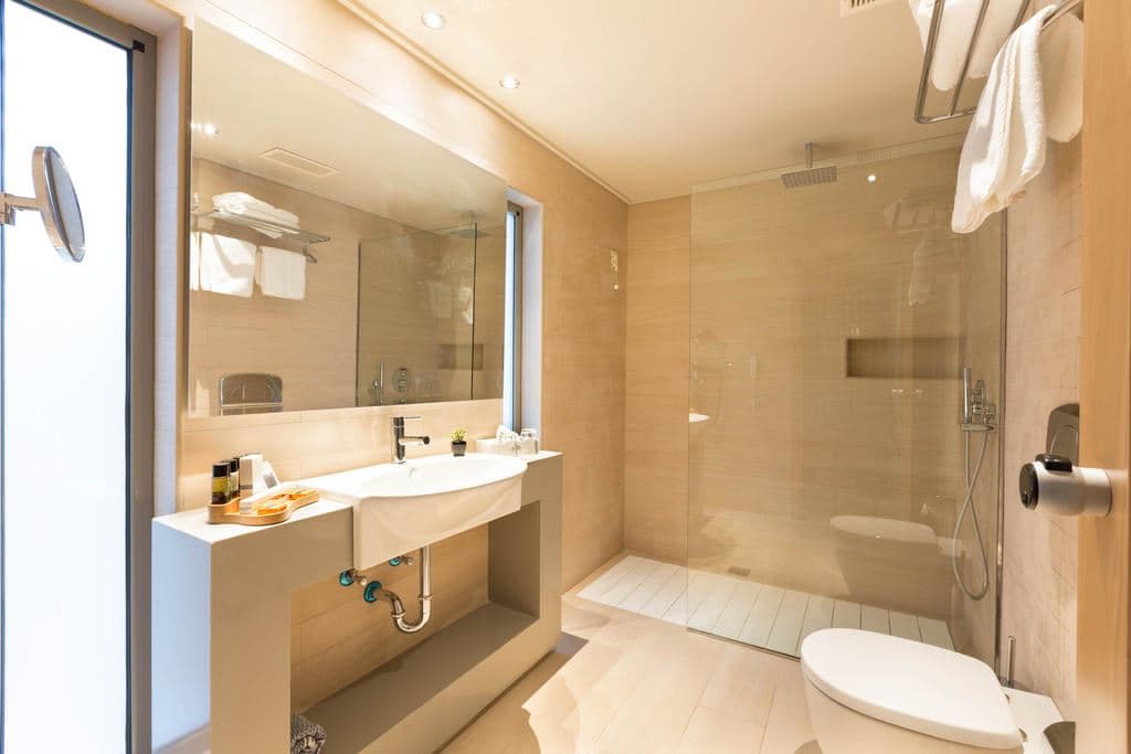 rooms-pool-suite-with-terrace