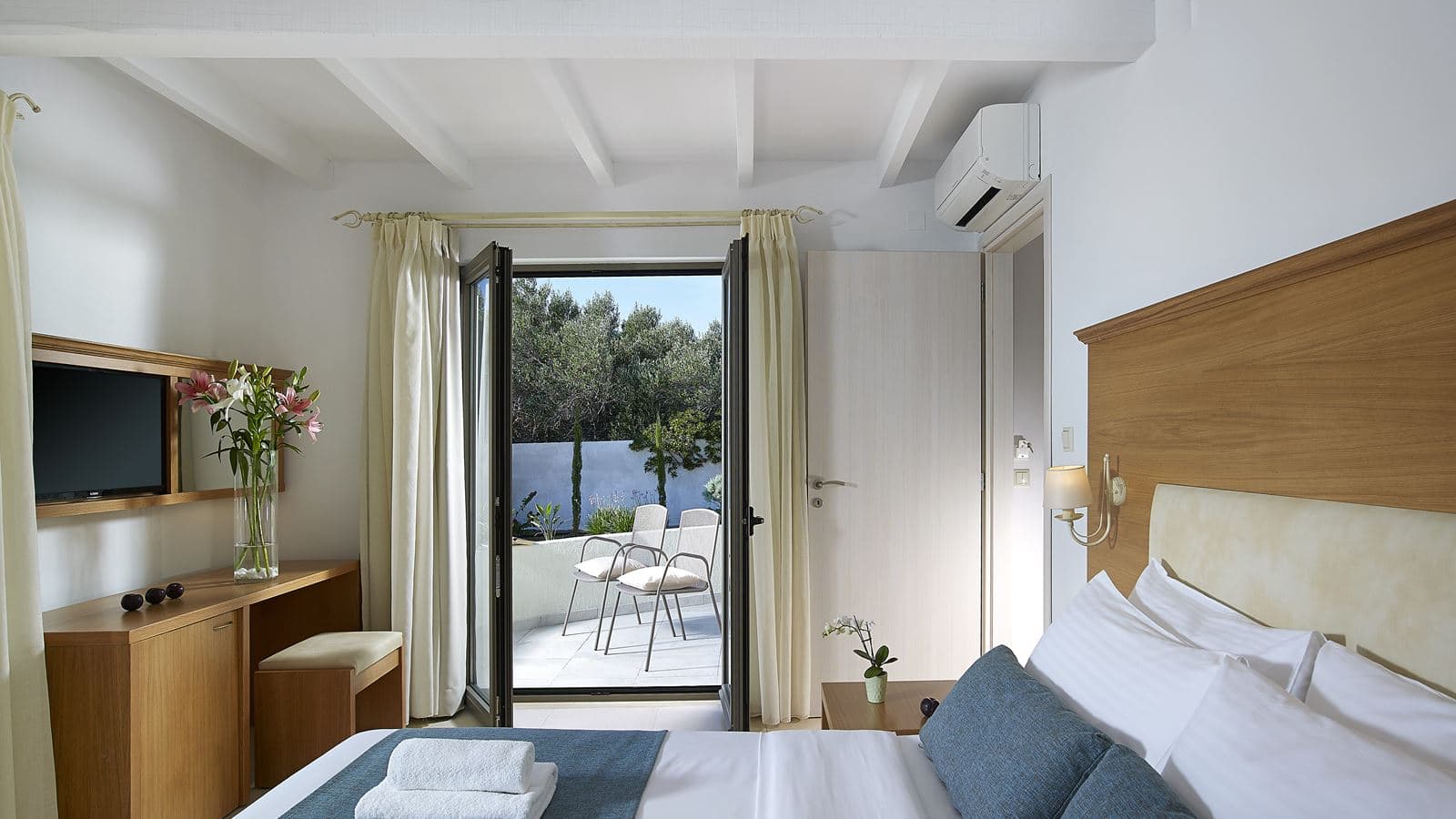 rooms-suite-land-view
