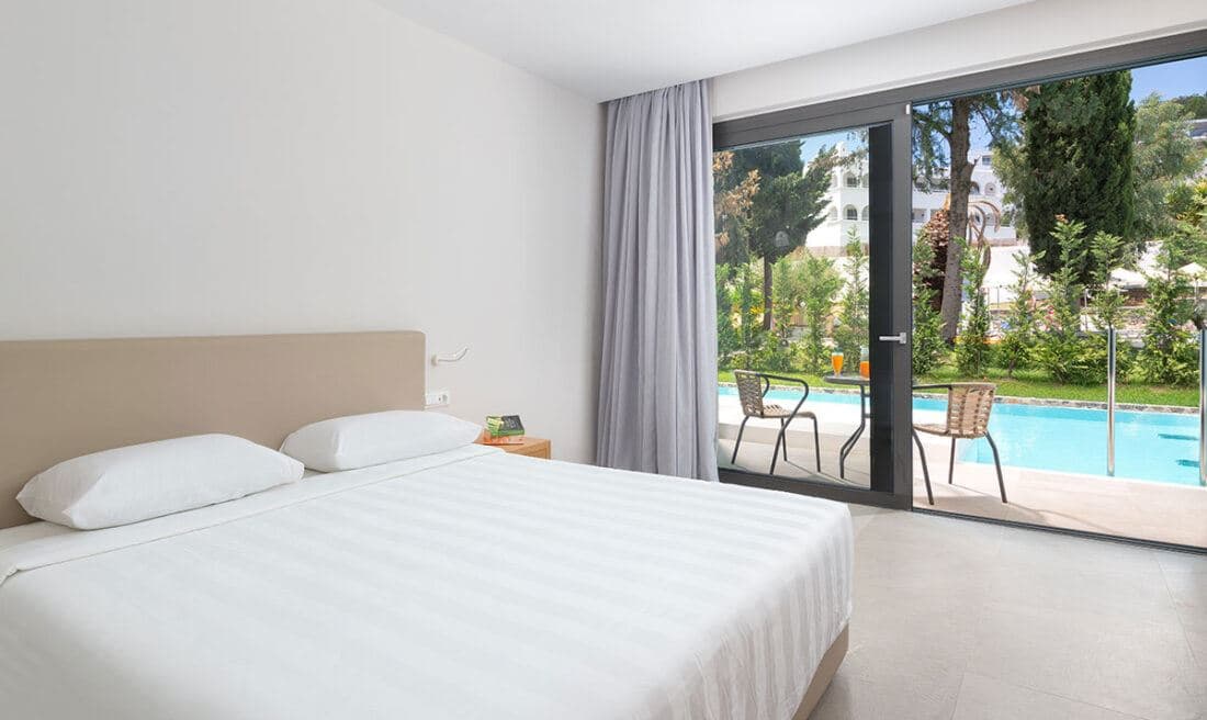rooms-deluxe-double-garden-view-swim-up