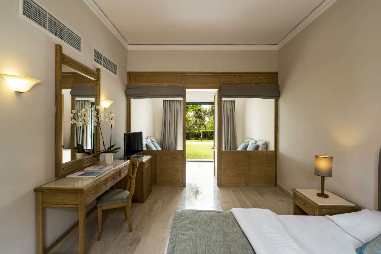 rooms-family-garden-view