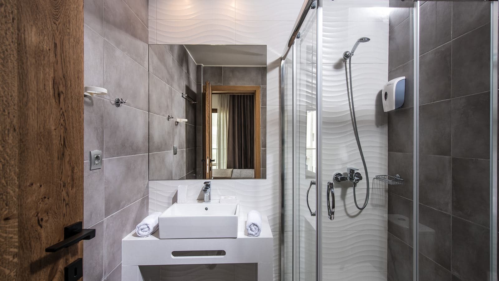 rooms-room-classic-cityview-a-building