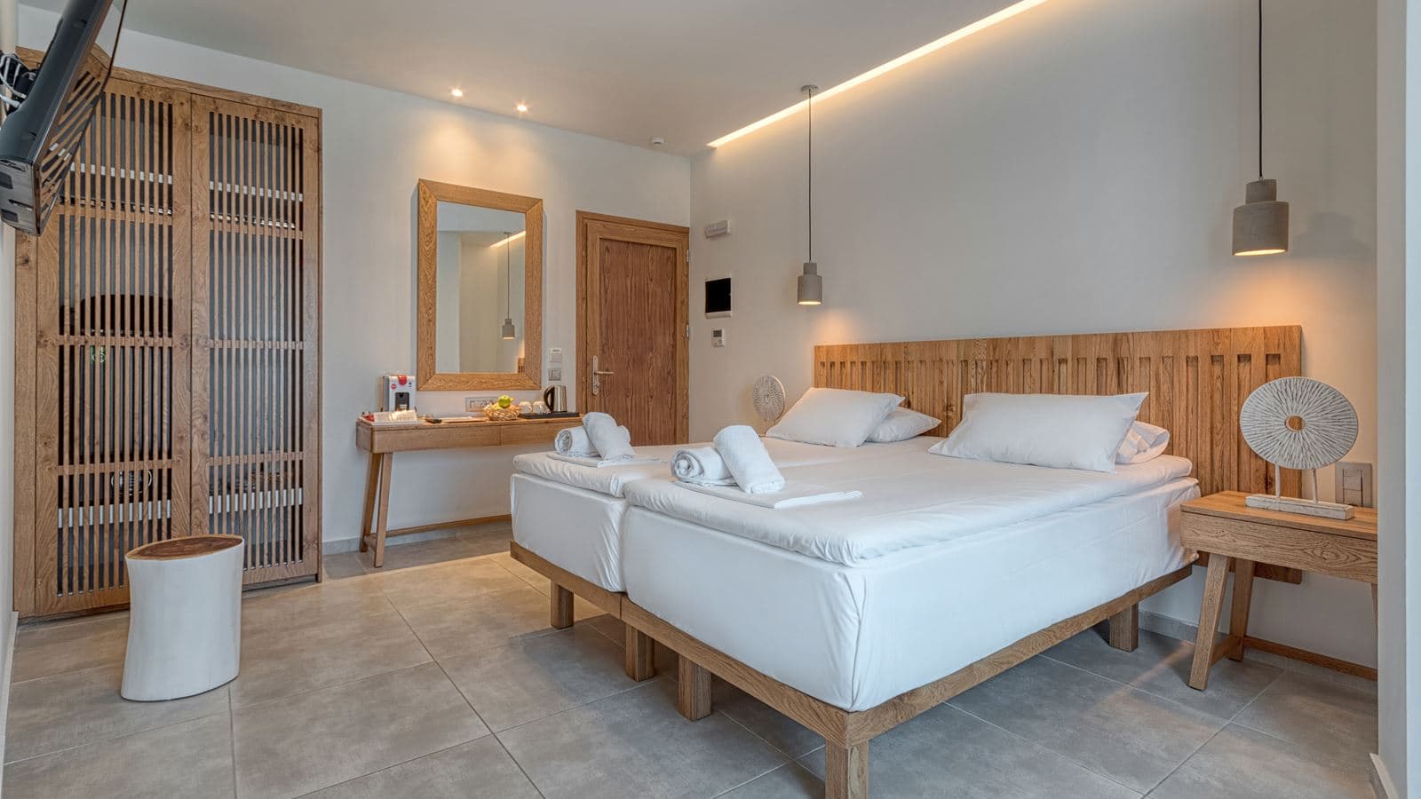rooms-room-classic-bcd-building-with-sideseaview