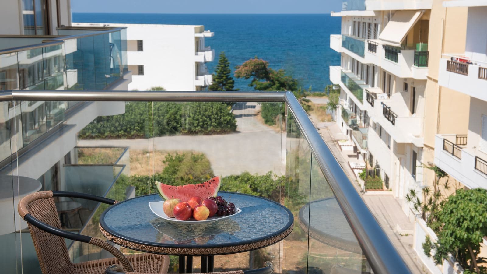 rooms-room-classic-bcd-building-with-sideseaview